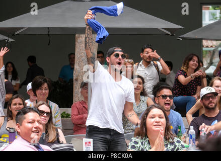 Los Angeles, USA. 10 juillet, 2018. Soccer fans célébrer après avoir battu la France Belgique au cours d'une demi-finale de la Coupe du Monde FIFA 2018 viewing party au Hammer Museum de Los Angeles, aux États-Unis le 10 juillet 2018. La France a gagné 1-0. Credit : Zhao Hanrong/Xinhua/Alamy Live News Banque D'Images