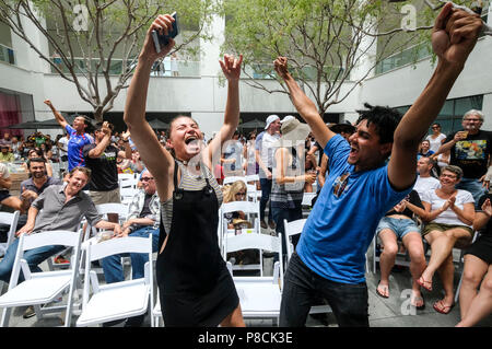 Los Angeles, USA. 10 juillet, 2018. Soccer fans célébrer après avoir battu la France Belgique au cours d'une demi-finale de la Coupe du Monde FIFA 2018 viewing party au Hammer Museum de Los Angeles, aux États-Unis le 10 juillet 2018. La France a gagné 1-0. Credit : Zhao Hanrong/Xinhua/Alamy Live News Banque D'Images