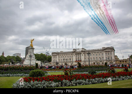 Londres, Royaume-Uni. 10 juillet, 2018. Les flèches rouges survoler le palais de Buckingham lors d'une célébration pour souligner le 100e anniversaire de la Royal Air Force (RAF) à Londres, Angleterre le 10 juillet 2018. Crédit : le ministère de la Défense/Xinhua/Alamy Live News Banque D'Images