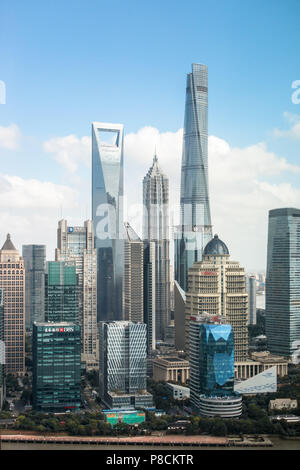 Shanghai, Shanghai, Chine. 11 juillet, 2018. Shanghai, Chine - De nombreux gratte-ciel peut être vu le long de la rivière Huangpu sur le Bund à Shanghai, Chine. Crédit : SIPA Asie/ZUMA/Alamy Fil Live News Banque D'Images