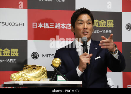 Tokyo, Japon. 10 juillet, 2018. Ancien joueur professionnel de baseball Kazushige Nagashima parle à un aperçu de l'exposition d'or au Mitsukoshi Department store à Tokyo le mardi 10 juillet, 2018. Le grand magasin affiche 51,8 millions de yen Jack Sparrow figure pesant 1,87 kg de Juillet 11 à 16. Credit : Yoshio Tsunoda/AFLO/Alamy Live News Banque D'Images