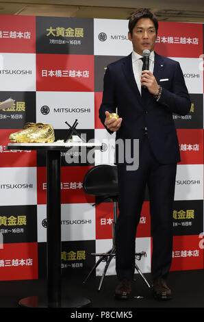 Tokyo, Japon. 10 juillet, 2018. Ancien joueur professionnel de baseball Kazushige Nagashima parle à un aperçu de l'exposition d'or au Mitsukoshi Department store à Tokyo le mardi 10 juillet, 2018. Le grand magasin affiche 51,8 millions de yen Jack Sparrow figure pesant 1,87 kg de Juillet 11 à 16. Credit : Yoshio Tsunoda/AFLO/Alamy Live News Banque D'Images