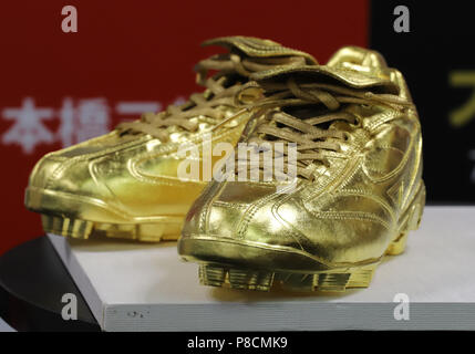 Tokyo, Japon. 10 juillet, 2018. Feuilles d'or chaussures de baseball couvert sont affichées à un aperçu de l'exposition d'or au Mitsukoshi Department store à Tokyo le mardi 10 juillet, 2018. Le grand magasin affiche 51,8 millions de yen Jack Sparrow figure pesant 1,87 kg de Juillet 11 à 16. Credit : Yoshio Tsunoda/AFLO/Alamy Live News Banque D'Images