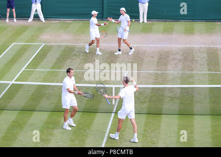 Londres, Royaume-Uni. 11 juillet, 2018. (L-R) Frederik Nielsen (DEN), Joe Salisbury (GBR) Tennis : (L-R) Nielsen Frederik de Danemark et Joe Salisbury de Grande-bretagne célébrer après la finale du double quart de finale du championnat de tennis sur gazon de Wimbledon contre Ben McLachlan du Japon et Jan-Lennard Struff de l'Allemagne à l'All England Lawn Tennis et croquet Club à Londres, Angleterre . Credit : AFLO/Alamy Live News Banque D'Images