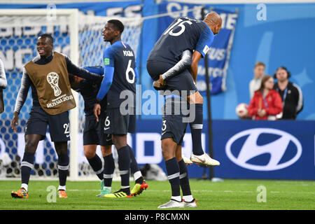 Saint-pétersbourg, Russie. 10 juillet 2018 finale Steven NZONZI. jubilation (FRA) avec jante Ngolo (FRA). L'action, la jubilation, la joie, l'enthousiasme, .hi : Paul POGBA (FRA), Antoine GRIEZMANN (FRA), Benjamin MENDY (FRA). France (FRA) - Belgique (BEL) 1-0, demi-finale, ronde de 61 FourSpiel sur 10.07.2018 dans Saint Petersburg, Saint Petersburg Arena. Coupe du Monde de Football 2018 en Russie à partir de la 14.06. - 15.07.2018.  ? Sven Simon Photo Agency GmbH & Co. KG Photo de presse #  Prinzess-Luise-Str. 41 #  45479 uelheim M/Ruhr #  Tél. N° 0208/9413250 fax. 0208/9413260 #  #  LA GLS Bank BLZ 430 609 67 #  Kto. 4030 025 100 n° IBAN DE75 4306 09 Banque D'Images