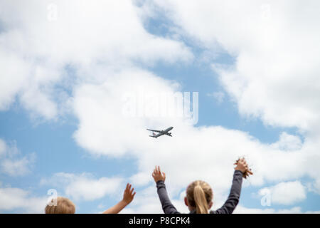 Les enfants agitant des avions à voler par RAF 100 Banque D'Images