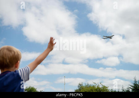 Les enfants agitant des avions à voler par RAF 100 Banque D'Images