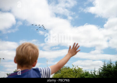 Les enfants agitant des avions à voler par RAF 100 Banque D'Images