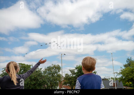 Les enfants agitant des avions à voler par RAF 100 Banque D'Images