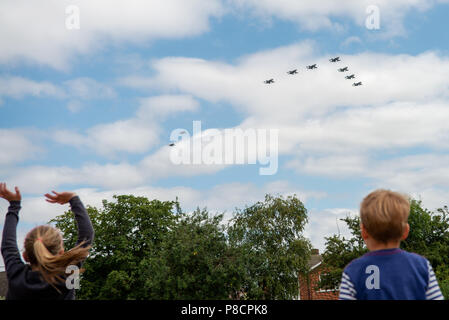 Les enfants agitant des avions à voler par RAF 100 Banque D'Images