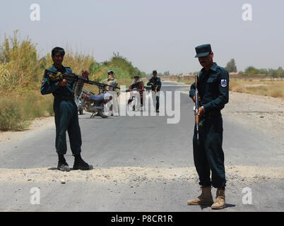 Lashkar Gah, l'Afghanistan. 10 juillet, 2018. Policiers afghans prennent part à une opération militaire dans la région de Lashkar Gah, capitale de la province de Helmand, au sud de l'Afghanistan, le 10 juillet 2018. Credit : Abdul Aziz Safdari/Xinhua/Alamy Live News Banque D'Images