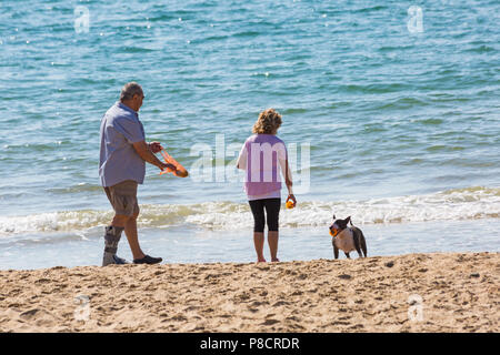 Bournemouth, Dorset, UK. 11 juillet 2018. Météo France : un autre jour ensoleillé chaud de Bournemouth avec aucun signe de la canicule se terminant pourtant, comme chef de la mer sunseekers à plages de Bournemouth. Credit : Carolyn Jenkins/Alamy Live News Banque D'Images