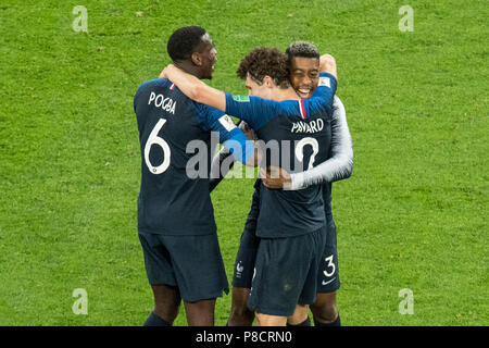 Saint-pétersbourg, Russie. 11 juillet, 2018. Paul POGBA (gauche, FRA), Benjamin PAVARD (mi., FRA) et Preselver KIMPEMBE (FRA) sont heureux de la victoire, la jubilation, ils applaudissent, ils applaudissent, joie, Cheers, célébrer, jubilation finale, la moitié de la figure, la moitié de la figure, France (FRA) - Belgique (BEL) 1 : 0, demi-finale, match 61, le 10.07.2018 à Saint-Pétersbourg ; Coupe du Monde de Football 2018 en Russie à partir de la 14.06. - 15.07.2018. © | Conditions de crédit dans le monde entier : dpa/Alamy Live News Banque D'Images