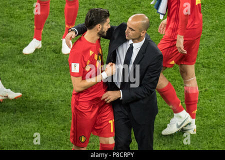 Roberto Martinez MONTOLIU (gauche, coach, BEL) parle à Yannick CARRASCO (BEL), s'étreindre, hug, déçu, déçu, déçu, déçu, triste, frustré, frustré, fin, la moitié de la figure, la moitié de la figure, le geste, le geste, la France (FRA) - Belgique (BEL) 1 : 0, demi-finale, match 61, le 10.07.2018 à Saint-Pétersbourg ; Coupe du Monde de Football 2018 en Russie à partir de la 14.06. - 15.07.2018. Dans le monde d'utilisation | © Banque D'Images