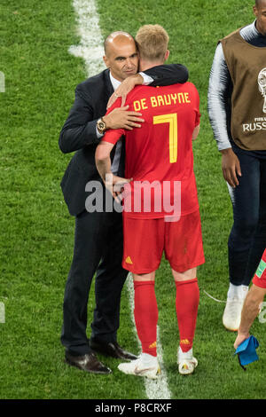 Roberto Martinez MONTOLIU (gauche, coach, BEL) parle à Kevin DE BRUYNE (BEL), embrassades, câlins, déçu, déçu, déçu, déçu, triste, frustré, frustré, fin, figure d'ensemble, le portrait, le geste, le geste, la France (FRA) - Belgique (BEL) 1 : 0, demi-finale, match 61, le 10.07.2018 à Saint-Pétersbourg ; Coupe du Monde de Football 2018 en Russie à partir de la 14.06. - 15.07.2018. Dans le monde d'utilisation | © Banque D'Images