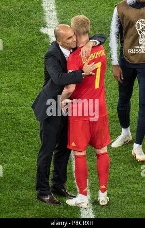 Roberto Martinez MONTOLIU (gauche, coach, BEL) parle à Kevin DE BRUYNE (BEL), embrassades, câlins, déçu, déçu, déçu, déçu, triste, frustré, frustré, fin, figure d'ensemble, le portrait, le geste, le geste, la France (FRA) - Belgique (BEL) 1 : 0, demi-finale, match 61, le 10.07.2018 à Saint-Pétersbourg ; Coupe du Monde de Football 2018 en Russie à partir de la 14.06. - 15.07.2018. Dans le monde d'utilisation | © Banque D'Images