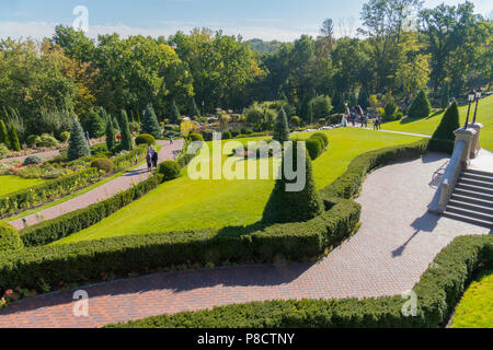 Un panorama du parc avec le paysage magnifique faite d'arbustes arbustes, fleurs et pelouses. Mezhygirya l'Ukraine . Pour votre conception Banque D'Images