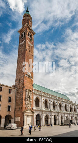 Torre Bissara, tour de l'horloge, 12e siècle, Basilique palladienne, Piazza dei Signori, à Vicenza, Vénétie, Italie Banque D'Images