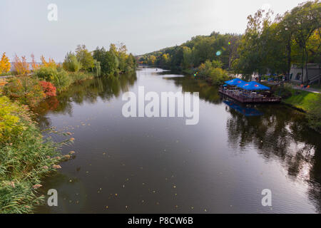 Rivière avec un petit café sur un radeau en bois. Parasols, tables. Vous pouvez s'asseoir, manger et boire . Pour votre conception Banque D'Images