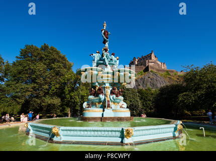 Avis de Ross après rénovation de la fontaine dans les jardins de Princes Street avec le Château d'Édimbourg à l'arrière, Ecosse, Royaume-Uni Banque D'Images