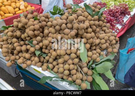 Grand groupe de Longan Fruits tropicaux au Marché intérieur Banque D'Images