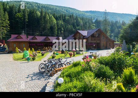 Une cour extérieure cafe avec un hôtel avec un parking pour vélos aire de jeux pour enfants et une pelouse verte et de la culture des fleurs est situé dans un hôtel - images - photos Banque D'Images