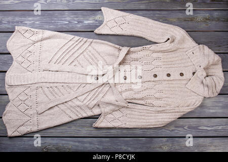 Laine Beige cardigan, mise à plat. Banque D'Images