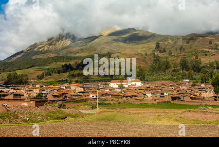 Quartier résidentiel rural entouré de terres agricoles près de Cusco, Cuzco, Pérou, Amérique du Sud. Banque D'Images