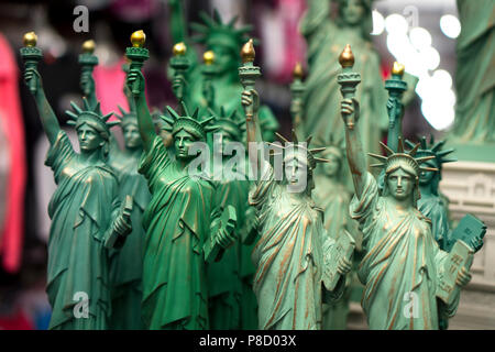 Beaucoup de statue de la liberté à proximité des souvenirs dans un magasin à new york city Banque D'Images