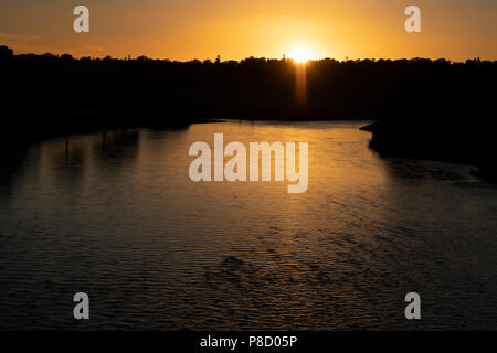 Saint-jean Coucher de soleil sur le Tweed à Kelso. Le soleil se couche à ce moment à 21.45h. Moment de la photo : 21:36:29 Banque D'Images