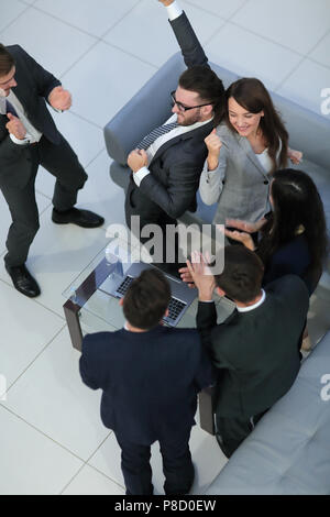 Heureux succès équipe entreprises offrant un bon geste fives que th Banque D'Images