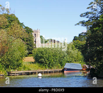 Une vue de l'église paroissiale de Saint Benoît à partir de la rivière Bure sur les Norfolk Broads à Horning, Norfolk, Angleterre, Royaume-Uni, Europe. Banque D'Images