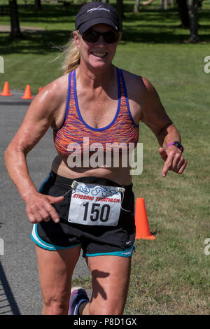 Laura en compétition Sloan segment dans le Triathlon Stissing 2018 Banque D'Images
