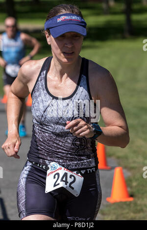Arwen dans le compétiteur Lawson dans le segment run 2018 Triathlon Stissing Banque D'Images