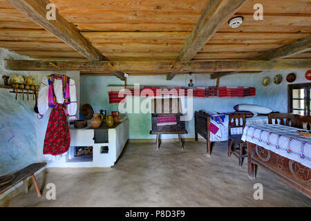 Une vieille hutte avec une ligne de la poitrine , et un costume national . Pour votre conception Banque D'Images