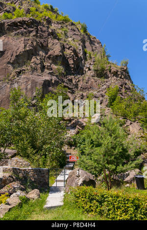 Les étapes menant au sommet d'une montagne rocheuse dans un contexte de plantations vert . Pour votre conception Banque D'Images