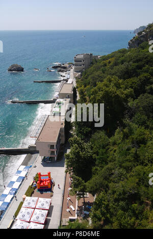 Un grand quai avec coque pour les touristes, des restaurants, des aires de jeux pour enfants et des jetées sur l'arrière-plan des montagnes et le bleu de la mer . Pour votre d Banque D'Images