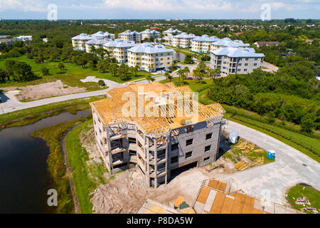 Vue aérienne de la construction de nouvelles habitations en copropriété avec ossature en bois au sommet d'un bloc de ciment de 9 unités d'accueil individuel Banque D'Images