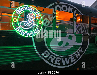 Brooklyn Brewery et bus en néon, bière artisanale, microbrasserie, 79 N 11th St, Brooklyn, New York, NY, 11249, USA Banque D'Images