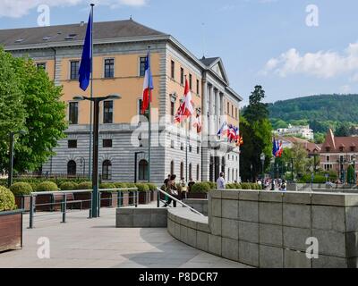 Les gens en passant devant la mairie, à l'Hôtel de Ville, avec divers drapeaux flottants à l'avant, Annecy, France Banque D'Images