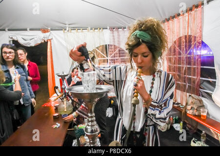 ZAGREB, CROATIE - 27 juin 2018 : Nargila zone Chill Out sur le 13ème festival INmusic situé sur le lac Jarun à Zagreb, Croatie. Banque D'Images