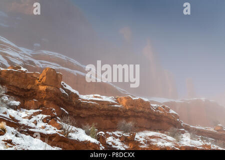 Une récente chute de neige Neige laissant couvrant les corniches de grès et de buttes le long de la piste de l'Avenue du Parc. Arches National Park, Utah Banque D'Images