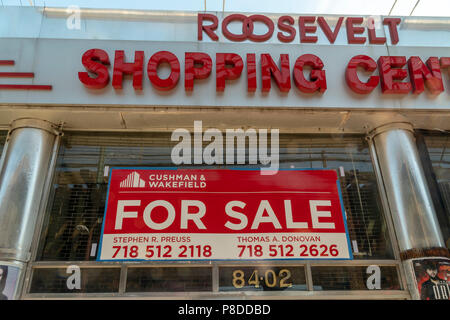 Immeuble en vente, représenté par Cushman & Wakefield dans le quartier de Jackson Heights dans le Queens à New York, le dimanche 8 juillet 2018. Le quartier de Jackson Heights abrite une mosaïque de groupes ethniques qui comprennent les Hispaniques, les Indiens, les Pakistanais, les Tibétains, de l'Asie du Sud-Est ainsi que des fois les résidents juifs et italiens. (Â© Richard B. Levine) Banque D'Images