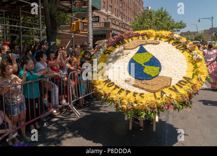 Les participants à la 9e Parade des fleurs annuelles (Desfile de las Flores) dans le quartier de Jackson Heights Queens à New York, le dimanche 8 juillet 2018. Le défilé avec silleteros, vendeurs de fleurs, portant des médaillons de fleurs sur leur dos comme les silleteros qui les portent sur leur dos en bas de la montagne en Colombie autour de la ville de Medellin pour vendre au marché. Banque D'Images