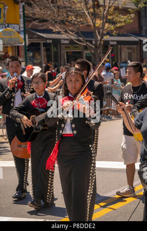 Bande mexicain participe à la 9e Parade des fleurs annuelles (Desfile de las Flores) dans le quartier de Jackson Heights Queens à New York, le dimanche 8 juillet 2018. Le défilé avec silleteros, vendeurs de fleurs, portant des médaillons de fleurs sur leur dos comme les silleteros qui les portent sur leur dos en bas de la montagne en Colombie autour de la ville de Medellin pour vendre au marché. Banque D'Images