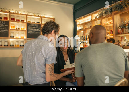 Laughing young woman enjoying a night out avec son petit ami Banque D'Images