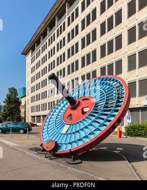 Zurich, Suisse - le 8 juillet 2018 : construction de l'homme Energy Solutions Schweiz AG Hardstrasse sur rue, une turbine Jonval installé à elle. Homme Energ Banque D'Images