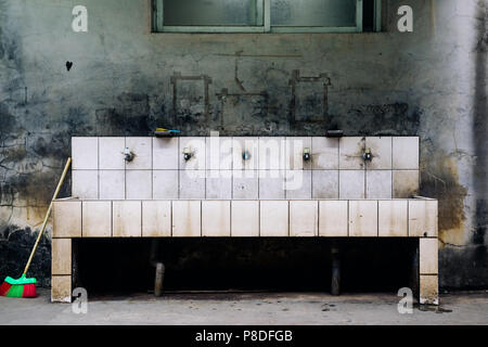 Un vieux lavabo à l'école Banque D'Images