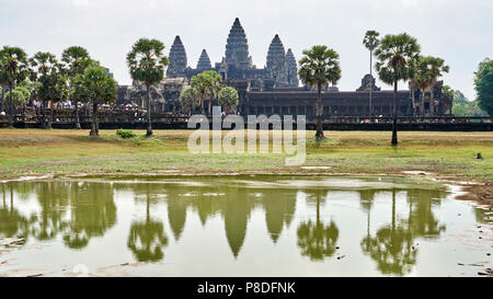 Temples intérieur reflète dans l étang à Angkor Wat, Siem Reap, Cambodge Banque D'Images