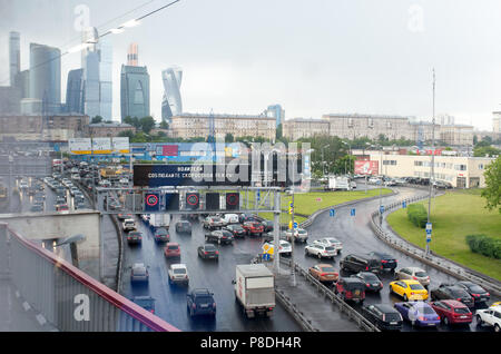 Moscou, Russie - juin, 22, 2017 le trafic automobile sur le troisième anneau de transport et le centre d'affaires de Moscou, à Moscou. Banque D'Images